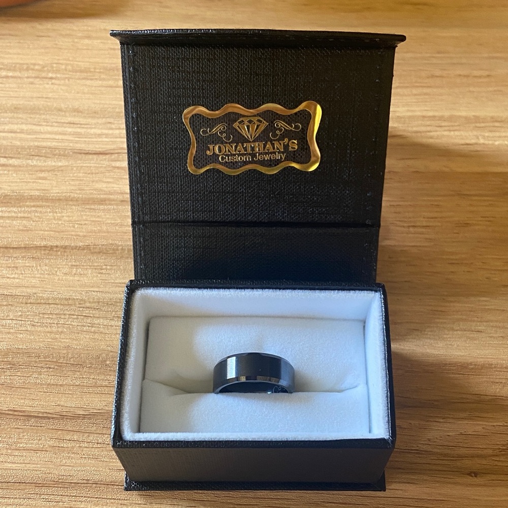 NIB Mens Ring 8.5-9 - Picture 1 of 3